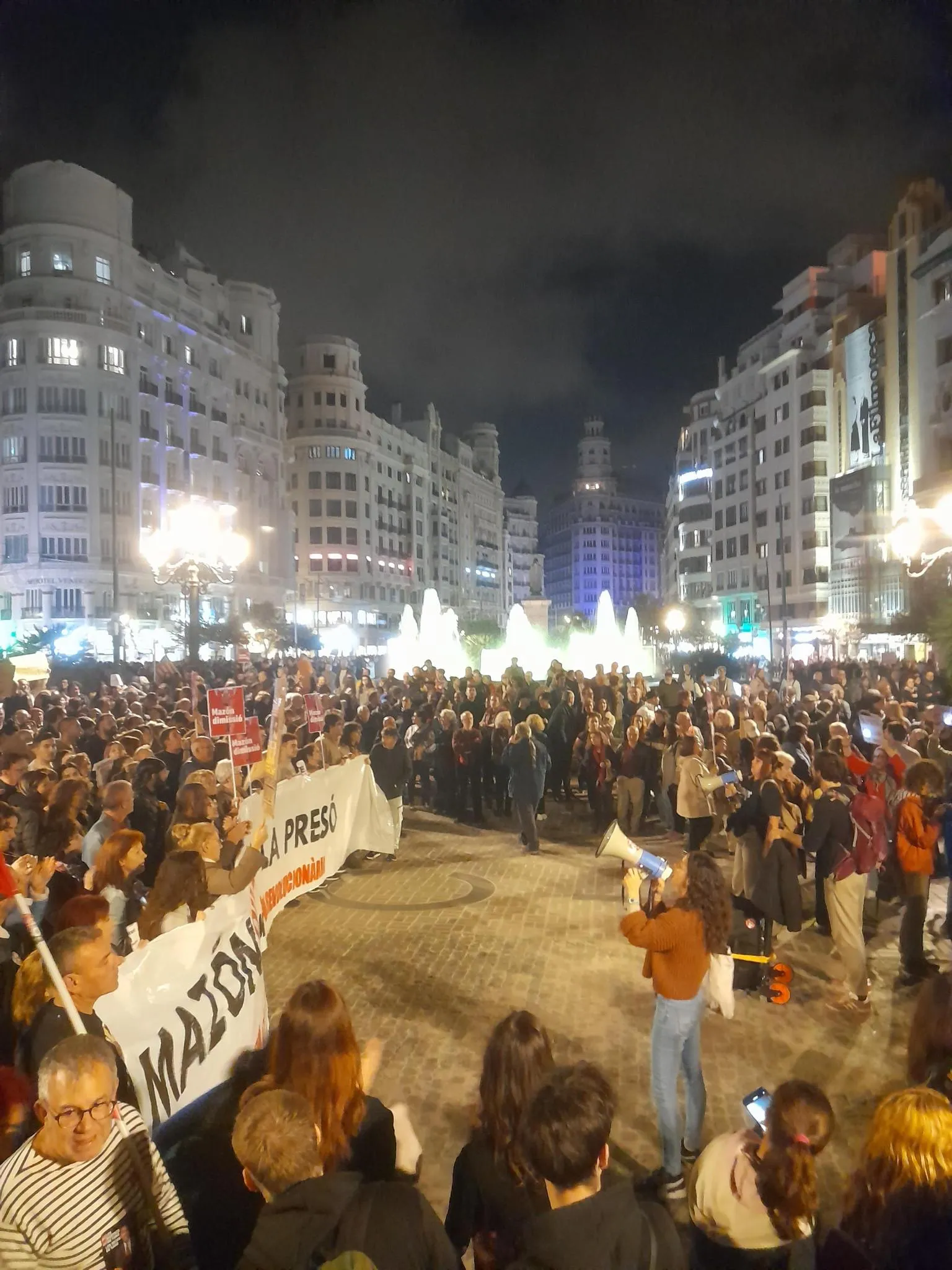 A demonstration of over 100,000 against Mazón organized by Valencian community groups.